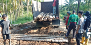 Perbaikan jalan yang rusak parah oleh warga Desa Koto Kandis dan Sungai Raya, Sabtu (24/6/2023). [Foto: Firdaus]