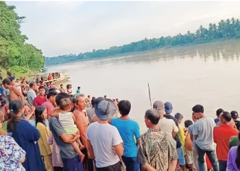 Masyarakat Desa Teluk Leban, Kecamatan Maro Sebo Ulu, Kabupaten Batanghari yang datang ke tempat kejadian anak berumur 5 tahun terjatuh dan tenggelam di Sungai Batanghari, Kamis (06/07/2023). [Foto: Aurduri.com/Wahyu]