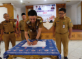Penjabat (Pj) Bupati Muaro Jambi, Bachyuni Deliansyah, membuka kegiatan Rembuk Stunting Tahun 2023 dengan tema "Melalui Korvergensi Pencegahan Stunting Kita Wujudkan Sumber Daya Manusia yang Unggul Menuju Indonesia Maju" dalam rangka mempercepat penurunan stunting di wilayah Kabupaten Muaro Jambi yang berlangsung di Ruang Pola Nang Inang Kantor Bupati Muaro Jambi pada Selasa, 1 Agustus 2023. [Foto: Diskominfo Muaro Jambi]