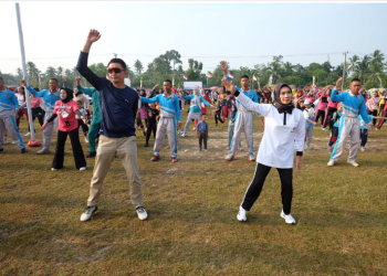 Penjabat (Pj) Bupati Muaro Jambi, Bachyuni Deliansyah, saat mengikuti Senam Sehat Bersama di Lapangan Bola Kaki Garuda, Desa Sebapo, Kecamatan Mestong pada Minggu, (12/08/2023). [Foto: Diskominfo Muaro Jambi]