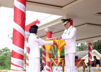 Pj Bupati Bachyuni saat menjadi Irup HUT Kemerdekaan Republik Indonesia (RI) ke-78 di Lapangan Kantor Bupati Muaro Jambi, Bukit Cinto Kenang pada Kamis, (17/8/2023). [Foto: Diskominfo Muaro Jambi]
