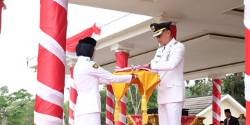 Pj Bupati Bachyuni saat menjadi Irup HUT Kemerdekaan Republik Indonesia (RI) ke-78 di Lapangan Kantor Bupati Muaro Jambi, Bukit Cinto Kenang pada Kamis, (17/8/2023). [Foto: Diskominfo Muaro Jambi]