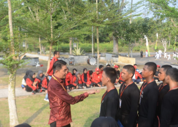 Pejabat (Pj) Bupati Muaro Jambi, Bahcyuni, saat meninjau langsung persiapan 17 Agustus 2023 di Halaman Perkantoran Bupati Muaro Jambi pada Sabtu, (12/08/2023). [Foto: Diskominfo Muaro Jambi]