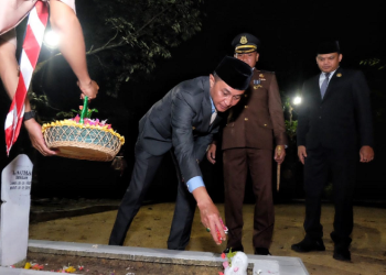 Penjabat (Pj) Bupati Muaro Jambi, Bachyuni Deliansyah,saat menghadiri Apel Kehormatan dan Malam Renungan Suci dalam rangka memperingati Hari Kemerdekaan Republik Indonesia ke 78 di Taman Makam Pahlawan, Bukit Kusuma Bakhti, Desa Bukit Baling, Kecamatan Sekernan pada Rabu (16/8/2023). [Foto: Diskominfo Muaro Jambi]