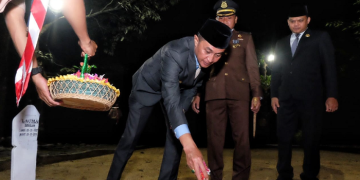 Penjabat (Pj) Bupati Muaro Jambi, Bachyuni Deliansyah,saat menghadiri Apel Kehormatan dan Malam Renungan Suci dalam rangka memperingati Hari Kemerdekaan Republik Indonesia ke 78 di Taman Makam Pahlawan, Bukit Kusuma Bakhti, Desa Bukit Baling, Kecamatan Sekernan pada Rabu (16/8/2023). [Foto: Diskominfo Muaro Jambi]
