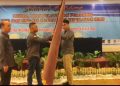 Ketum DPP PJS didamping Sekjen menyerahkan Pataka PJS usai Musda I, Sabtu (05/08/2023). [Foto: DPP PJS Kepri]