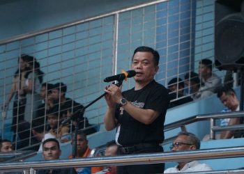 Gubernur Al Haris saat membuka Turnamen Futsal Piala Gubernur Jambi 2023 di GOR Kotabaru Jambi pada Sabtu, (05/08/2023). [Foto: Diskominfo Provinsi Jambi/Patra]