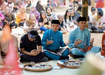 Al Haris saat menghadiri Sedekah Adat Empat Lawang Sejarangan, di kawasan Candi Muaro Jambi, Kabupaten Muaro Jambi, Minggu (06/08/2023). [Foto: Didi]