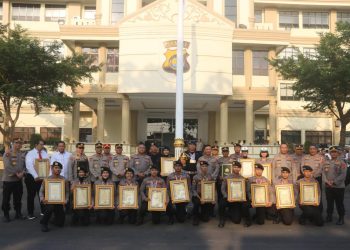 Penyerahan penghargaan diberikan dalam Apel Pagi personel Polda Jambi di Lapangan Hitam Polda Jambi pada Senin, (7/8/2023). [Foto: Humas Polda Jambi]