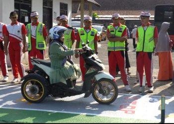 Fatima salah satu pemohon SIM melewati Lintasan Baru Ujian Praktik  pembuatan SIM C, di Satpas Polrestabes Surabaya pada Senin, (07/08/2023). [Foto: Humas Polrestabes Surabaya]