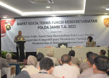 Wakapolda Jambi saat membuka Rakernis Fungsi Kesekretariatan Polda Jambi T.A. 2023 di Aula Hotel Odua Weston Jambi, Senin (07/08/2023). [Foto: Humas Polda Jambi]