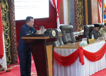 Gubernur Al Haris saat mengikuti Sidang Dewan Perwakilan Rakyat Daerah (DPRD) Provinsi Jambi, bertempat di Ruang Utama Gedung DPRD Provinsi Jambi pada Selasa, (08/08/2023).[Foto: Diskominfo/Novriansah]