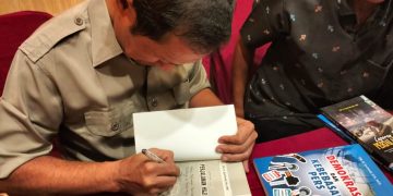 DR. Safriadi menyerahkan buku gratis secara simbolis kepada Ketum DPP PJS M. Marhaba yang kemudian dibagikan kepada peserta, Senin (07/08/2023). [Foto: PJS]