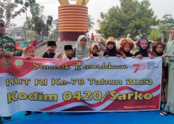 Perlombaan menyemarakkan HUT RI  di jajaran Koramil Wilayah Kabupaten Sarolangun, Sabtu (12/8). [Foto:Penrem 042/Gapu]