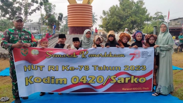 Perlombaan menyemarakkan HUT RI  di jajaran Koramil Wilayah Kabupaten Sarolangun, Sabtu (12/8). [Foto:Penrem 042/Gapu]