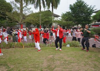 Pemerintah Provinsi Jambi berserta masyarakat meriahkan lomba tradisional bertempat di Lapangan Depan Kantor Gubernur Jambi pada Minggu, (20/08/2023).[Foto: Diskominfo/Novriansah]