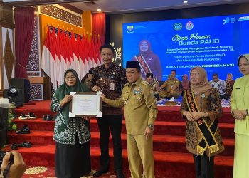 Gubernur Jambi, Al Haris, saat menyerahkan penganugerahan Kota Layak Anak kabupaten/kota se- Provinsi Jambi bertempat di Auditorium Rumah Dinas Gubernur Jambi, Selasa (22/08/2023). [Foto: Diskominfo/Agus Supriyanto]