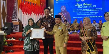 Gubernur Jambi, Al Haris, saat menyerahkan penganugerahan Kota Layak Anak kabupaten/kota se- Provinsi Jambi bertempat di Auditorium Rumah Dinas Gubernur Jambi, Selasa (22/08/2023). [Foto: Diskominfo/Agus Supriyanto]