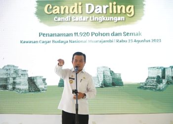 Gubernur Jambi, Al Haris dalam acara Penanaman 11.920 pohon dan semak di Kawasan Cagar Budaya Nasional Muaro Jambi Tahun 2023, Rabu (23/08/2023). [Foto: Diskominfo Provinsi Jambi/Harun Al Rasyid]