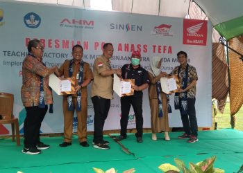 Kiri-Kanan: SPV SHEP PT Astra Honda Motor (AHM) Djunaedi Syarif, Kepala Sekolah SMKN 3 Bungo Rahmat Hidayat, S.Pd, Kadis Provinsi Jambi H. Syamsurizal, S.E., M.Si , Kepala Sekolah SMKN 9 Bungo Drs. Mardianto, Kepala Sekolah SMKN 7 Sarolangun Supriyana, S.Pd dan GM Service and Part Sinsen Erwin Susanto Prosesi Peresmian Pos AHASS TEFA. [Foto: sinsen/Ajeng]