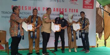 Kiri-Kanan: SPV SHEP PT Astra Honda Motor (AHM) Djunaedi Syarif, Kepala Sekolah SMKN 3 Bungo Rahmat Hidayat, S.Pd, Kadis Provinsi Jambi H. Syamsurizal, S.E., M.Si , Kepala Sekolah SMKN 9 Bungo Drs. Mardianto, Kepala Sekolah SMKN 7 Sarolangun Supriyana, S.Pd dan GM Service and Part Sinsen Erwin Susanto Prosesi Peresmian Pos AHASS TEFA. [Foto: sinsen/Ajeng]