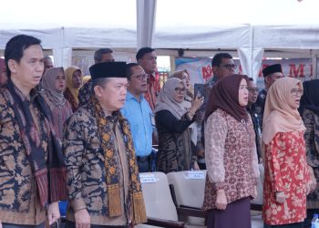 Gubernur Al Haris saat menghadiri Peringatan HARKOPNAS ke-76 Tingkat Provinsi Jambi Tahun 2023 di Lapangan Kantor Dinas Koperasi dan UKM Provinsi Jambi, Kamis (24/082023). [Foto: Diskominfo Provinsi Jambi/Patra]