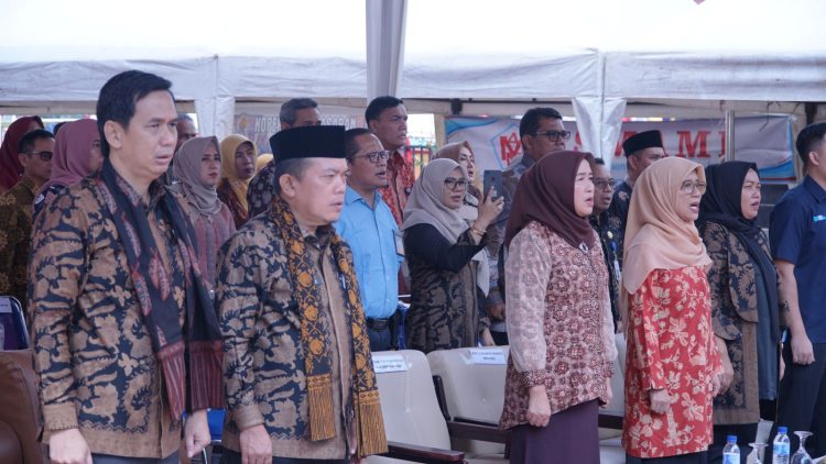 Gubernur Al Haris saat menghadiri Peringatan HARKOPNAS ke-76 Tingkat Provinsi Jambi Tahun 2023 di Lapangan Kantor Dinas Koperasi dan UKM Provinsi Jambi, Kamis (24/082023). [Foto: Diskominfo Provinsi Jambi/Patra]