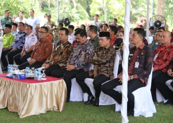 Gubernur Al Haris pada saat Kunjungan Menteri Agraria dan Tata Ruang/Badan Pertanahan Nasional di Kawasan Candi Kedaton Komplek Candi Muaro Jambi, Kabupaten Muaro Jambi pada Kamis (24/08/2023). [Foto: Diskominfo Provinsi Jambi/Agus Supriyanto]