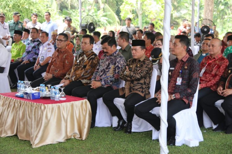 Gubernur Al Haris pada saat Kunjungan Menteri Agraria dan Tata Ruang/Badan Pertanahan Nasional di Kawasan Candi Kedaton Komplek Candi Muaro Jambi, Kabupaten Muaro Jambi pada Kamis (24/08/2023). [Foto: Diskominfo Provinsi Jambi/Agus Supriyanto]