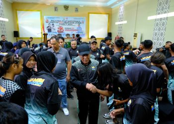Wagub Sani saat menutup Training Centre Inap dan Pelepasan Kontingen Popnas XVI Provinsi Jambi Tahun 2023 di  Hotel Ratu Kota Jambi pada Jumat, (25/08/2023). [Foto: Diskominfo/Novriansah]