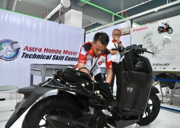 Peserta 27th Astra Honda Motor Technical Skill Contest 2023 saat mengikuti babak final di Astra Honda Safety Riding & Training Center. [Foto: AHM]