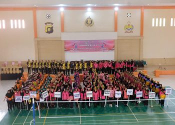 Kapolda Jambi, Irjen Pol. Rusdi Hartono, saat mengikuti Olahraga bersama dalam Rangka Hari Kesatuan Gerak Bhayangkari ke-71 Tahun 2023 Pengurus Daerah Bhayangkari Jambi pada Jumat, (25/08/2023). [Foto: Humas Polda Jambi]