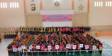 Kapolda Jambi, Irjen Pol. Rusdi Hartono, saat mengikuti Olahraga bersama dalam Rangka Hari Kesatuan Gerak Bhayangkari ke-71 Tahun 2023 Pengurus Daerah Bhayangkari Jambi pada Jumat, (25/08/2023). [Foto: Humas Polda Jambi]