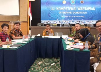 Ketua Umum (Ketum) Pemerhati Jurnalis Siber (PJS), Mahmud Marhaba, saat menjadi penguji UKW di salah satu hotel di Kota Gorontalo Provinsi Gorontalo, Sabtu (26/08/2023). [Foto: Romi Lantapa]