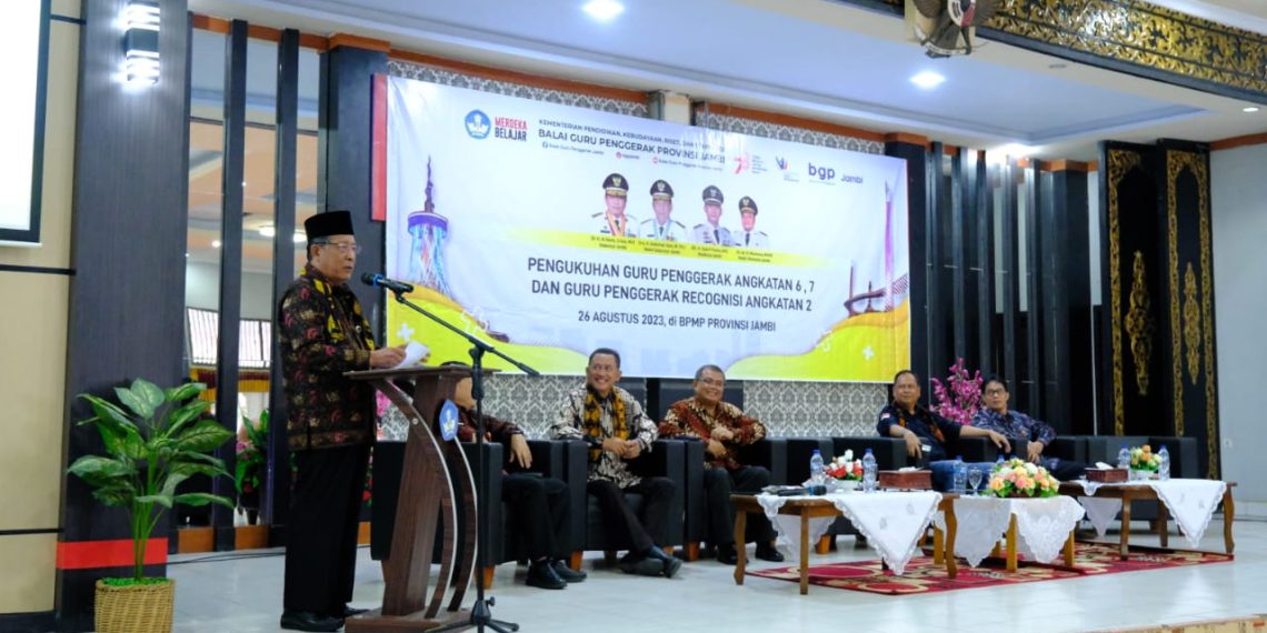 Wagub Sani pada acara Pengukuhan Guru Penggerak Angkatan 6 dan 7 Serta Guru Penggerak Rekognisi Angkatan 2, bertempat di Gedung Lembaga Penjamin Mutu Pendidikan (LPMP) Provinsi Jambi, Sabtu (26/08/2023).[Diskominfo/Agus]