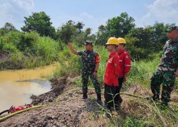 Danrem 042/Gapu saat mengecek langsung proyek Water Intake Sungai Batanghari di Distrik VII pada, Senin (28/08/2023). [Foto: Penrem 042/Gapu]