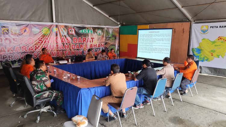 Konferensi pers Satgas Penanggulangan Karhutla Provinsi Jambi di Posko Satgas Darat Karhutla Provinsi Jambi, Selasa (29/8/2023). [Foto: Diskominfo Provinsi Jambi]
