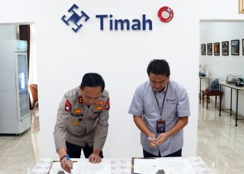 Direktur Utama PT Timah Tbk Ahmad Dani Virsal saat lakukan penandatanganan kesepahaman dengan Kapolda Babel, Rabu (30/08/2023). [Foto: Humas PT Timah Tbk]