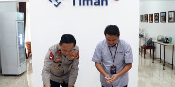 Direktur Utama PT Timah Tbk Ahmad Dani Virsal saat lakukan penandatanganan kesepahaman dengan Kapolda Babel, Rabu (30/08/2023). [Foto: Humas PT Timah Tbk]