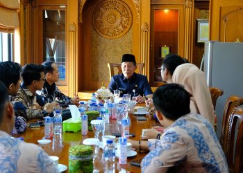 Wagub Abdullah Sani saat menerima audiensi KPID Provinsi Jambi di Ruang Rapat Wagub Jambi, Kamis (31/08/2023). [Foto: Diskominfo/Patra]