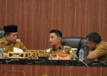 Pj Bupati Bachyuni saat menghadiri pembukaan ToT dan ToC OJK di Ruang Pola Kantor Gubernur Jambi, Senin (21/08/2023). [Foto: Diskominfo Muaro Jambi]