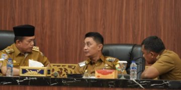 Pj Bupati Bachyuni saat menghadiri pembukaan ToT dan ToC OJK di Ruang Pola Kantor Gubernur Jambi, Senin (21/08/2023). [Foto: Diskominfo Muaro Jambi]