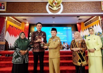 Gubernur Jambi, Al Haris saat menyerahkan penghargaan kepada Penjabat Bupati Bachyuni Deliansyah di Auditorium Rumah Dinas Gubernur Jambi, Selasa (22/8/2023). [Foto: Diskominfo Muaro Jambi]