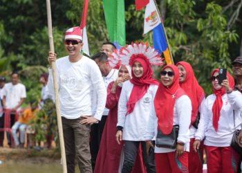 Pj Bupati Bachyuni saat membuka lomba perahu HUT RI ke-78 2023 di Desa Tangkit, Kecamatan Sungai Gelam pada Minggu (20/08/2023). [Foto: Diskominfo Muaro Jambi]