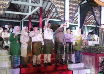 Penjabat (Pj) Bupati Muaro Jambi Bachyuni Deliansyah saat menghadiri pembukaan MTQ ke-52  Tingkat Provinsi Jambi Tahun 2023 di Lapangan Gunung Kembang, Komplek Perkantoran Pemerintah Kabupaten Sarolangun, Rabu (23/8/2023). [Foto: Diskominfo Muaro Jambi]