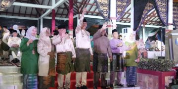 Penjabat (Pj) Bupati Muaro Jambi Bachyuni Deliansyah saat menghadiri pembukaan MTQ ke-52  Tingkat Provinsi Jambi Tahun 2023 di Lapangan Gunung Kembang, Komplek Perkantoran Pemerintah Kabupaten Sarolangun, Rabu (23/8/2023). [Foto: Diskominfo Muaro Jambi]