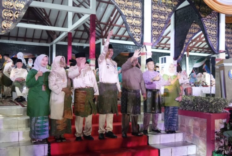 Penjabat (Pj) Bupati Muaro Jambi Bachyuni Deliansyah saat menghadiri pembukaan MTQ ke-52  Tingkat Provinsi Jambi Tahun 2023 di Lapangan Gunung Kembang, Komplek Perkantoran Pemerintah Kabupaten Sarolangun, Rabu (23/8/2023). [Foto: Diskominfo Muaro Jambi]