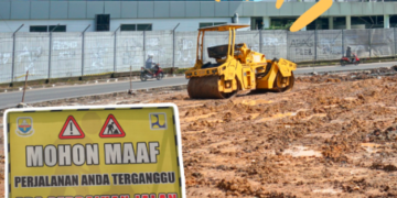 Dinas PUPR Provinsi Jambi lakukan pelebaran jalan akses menuju VIP Bandara Sultan Thaha, Kota Jambi pada Rabu, (10/5/2023). [Foto: PUPR Provinsi Jambi]