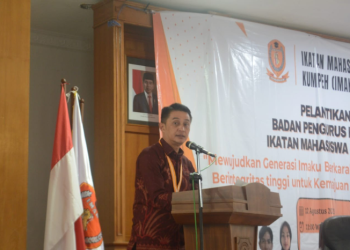 Pejabat (Pj) Bupati Muaro Jambi, Bachyuni Deliansyah, saat menghadiri Pelantikan Badan Pengurus Harian Ikatan Mahasiswa Kumpeh (IMAKU) Kabupaten Muaro Jambi periode 2023 – 2028, di Ruang Pola Kantor Nang Inang Bupati Muaro Jambi pada Sabtu, (12/8/2023). [Foto: Diskominfo Muaro Jambi]