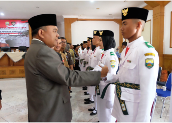 Upacara Pengukuhan Pasukan Pengibar Bendera Pusaka (Paskibraka) Kabupaten Muaro Jambi Tahun 2023 yang dilaksanakan di Ruang Pola Nang Inang Kantor Bupati Muaro Jambi pada Senin, (14/08/23). [Foto: Diskominfo Muaro Jambi]